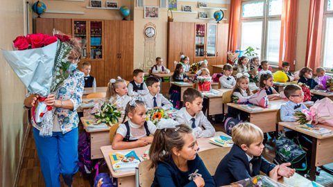 В школах Подмосковья линейки пройдут в очном формате на открытом воздухе