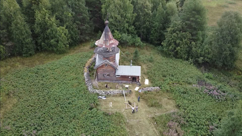 В Карелии волонтеры ведут работы по консервации деревянной часовни XVII века