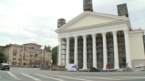 В Волгограде завершается реставрация скульптур, расположенных на фронтоне Нового экспериментального театра