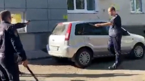 В Уфе неадекватный мужчина с ножом и гирей напал на полицейских