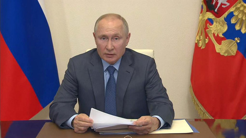 Путин заявил о планах усовершенствовать систему оплаты труда педагогов