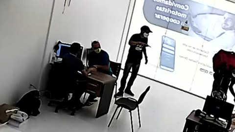 Очень неторопливых налетчиков сняли камеры наблюдения в Бразилии
