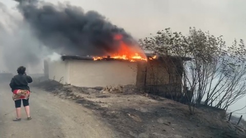 Огненные вихри разносят пламя по высохшим полям Башкирии