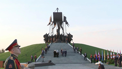 Путин открыл памятник Невскому: князь с дружиной снова стоит на защите рубежей