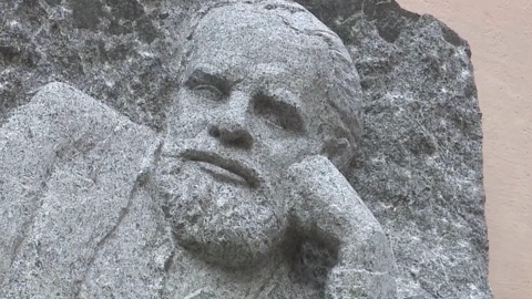 Мемориальную доску в честь писателя Василия Белова открыли в Вологде