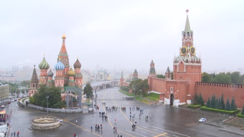 Со стены Кремля ветром сорвало зубец и строительные леса