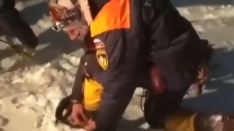Более семи часов понадобилось спасателям для эвакуации группы альпинистов с Эльбруса