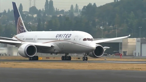 United Airlines увольняет 600 сотрудников, отказавшихся от вакцинации