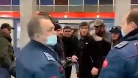 Полиция проводит проверку видеозаписи с конфликтом в вагоне метро в Москве