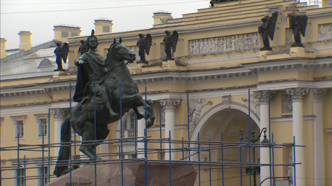 На Сенатской площади приступили к реставрации памятника Петру Первому