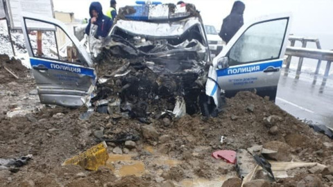 Cотрудники полиции госпитализированы на Сахалине после аварии с бензовозом