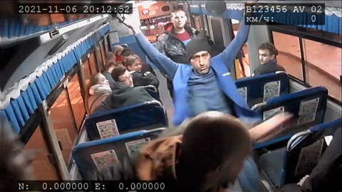 Потасовка в автобусе во Владивостоке: акробатика и хамство
