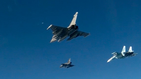 Самолеты НАТО приблизились к российской границе