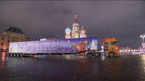 На Соборную площадь в Москве доставили главную ёлку страны