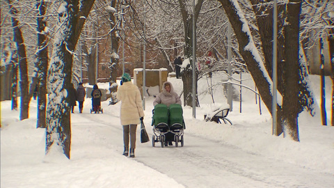 Москву засыпает снегом