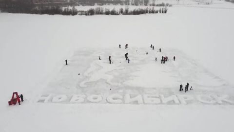 Новосибирцы сделали гигантскую новогоднюю открытку