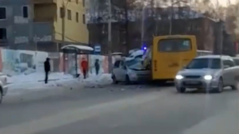 Один человек пострадал в лобовом ДТП с автобусом и иномаркой в Екатеринбурге