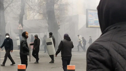 Погромы в Алма-Ате: протестующие жгли машины силовиков и экстренных служб