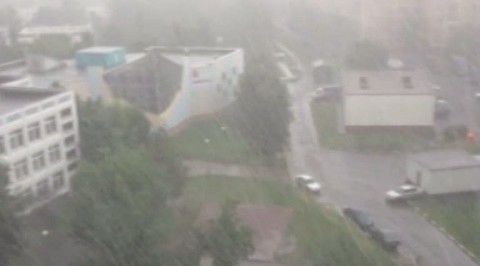 В Москве ливень с градом превратил машины в лодки