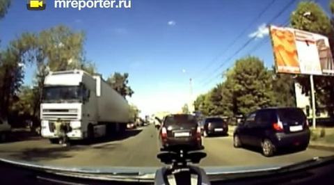 Сбитый фурой пешеход повис на решетке радиатора
