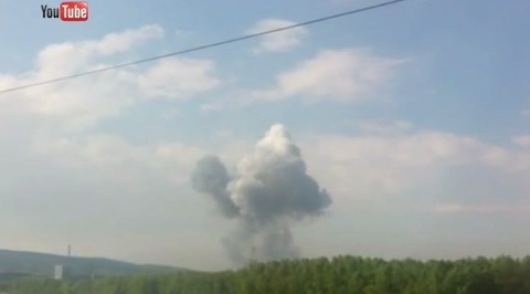 В Новокузнецке горит склад с пиротехникой