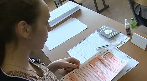 Выпускники сдают ЕГЭ по обществознанию и химии