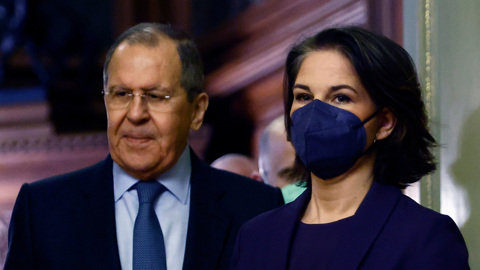 Бербок поняла, что Россия больше политики