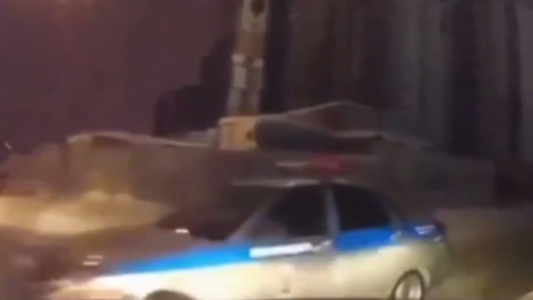 Под Москвой легковушка врезалась в припаркованный автомобиль экипажа ДПС