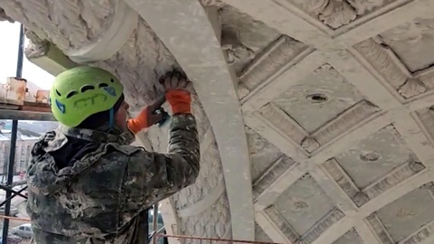Реставраторы воссоздают историческую лепнину кинотеатра "Победа"