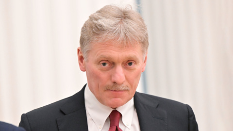 Песков: поставки оружия затягивают конфликт на Украине