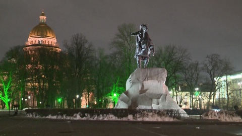 Памятник Петру I на Сенатской площади в Петербурге освободили от строительных лесов