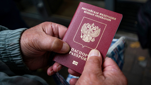 Граждане с ограничениями на выезд из страны должны будут сдать свой загранпаспорт