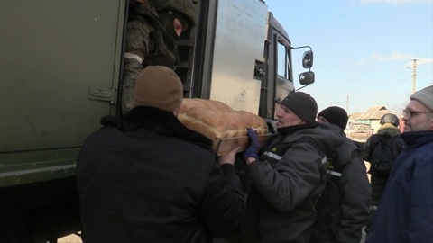 Российские бойцы помогают жителям поселков под Киевом выжить