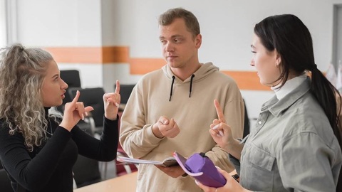 Информация о выставке "Искусство быть: запредельно близко" теперь доступна на жестовом языке