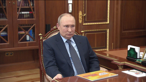Владимир Путин встретился с руководителем общества "Знание" Максимом Древалем