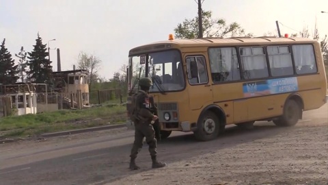 С территории «Азовстали» в Мариуполе вывезли еще 50 человек