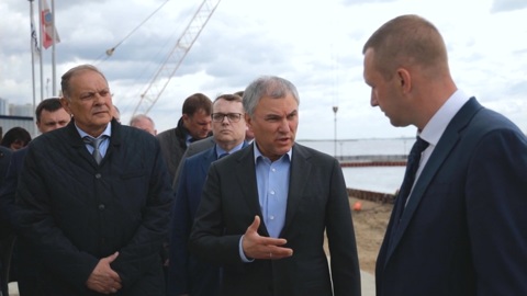 Володин осмотрел строительство набережной Волги в Саратове