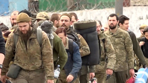 Военные и боевики "Азова" продолжают выход с "Азовстали"