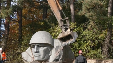 В Литве расчленили памятник советскому воину