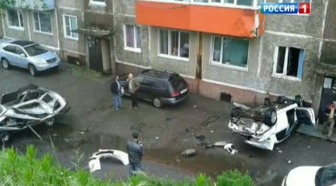 Полицейский протаранил жилой дом