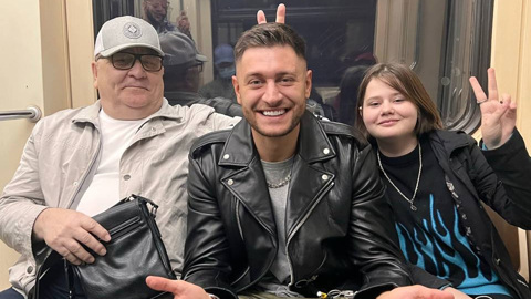 Блогер Дава устроил фотосессию с пассажирами московского метро