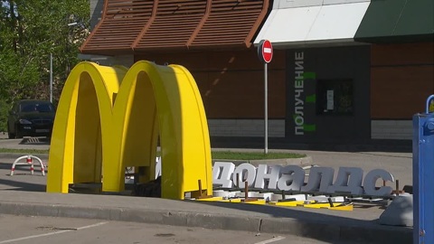 Гудбай, Америка: вывеску McDonald’s под музыку демонтировали в Белгороде
