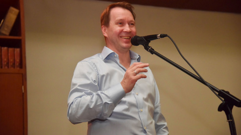Евгений Миронов показал спектакль детям Донбасса