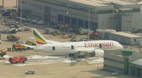 В лондонском аэропорту Хитроу горит эфиопский самолет 