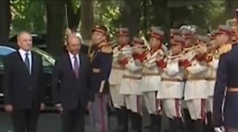 "Долой Бэсеску": молдаване встречают румынского лидера