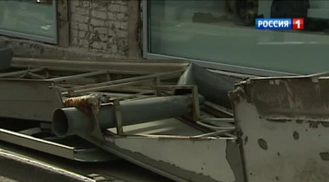 Упавшая вывеска магазина ранила троих на Маросейке