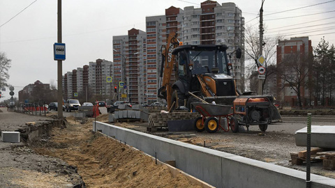 В микрорайоне Благовещенска меняют старый водопровод