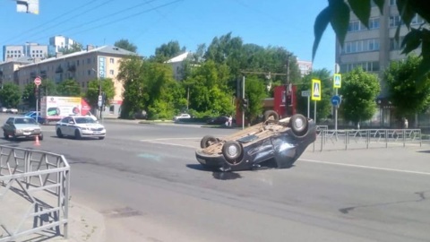 В центре Кирова перевернулся автомобиль