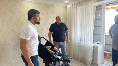 Депутаты от "Единой России" приобрели специальную коляску для ребенка-инвалида