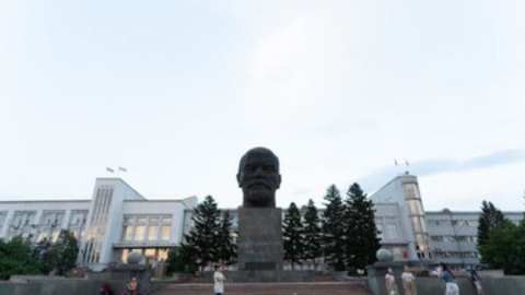 В центре Улан-Удэ устанавливают летнюю зону отдыха
